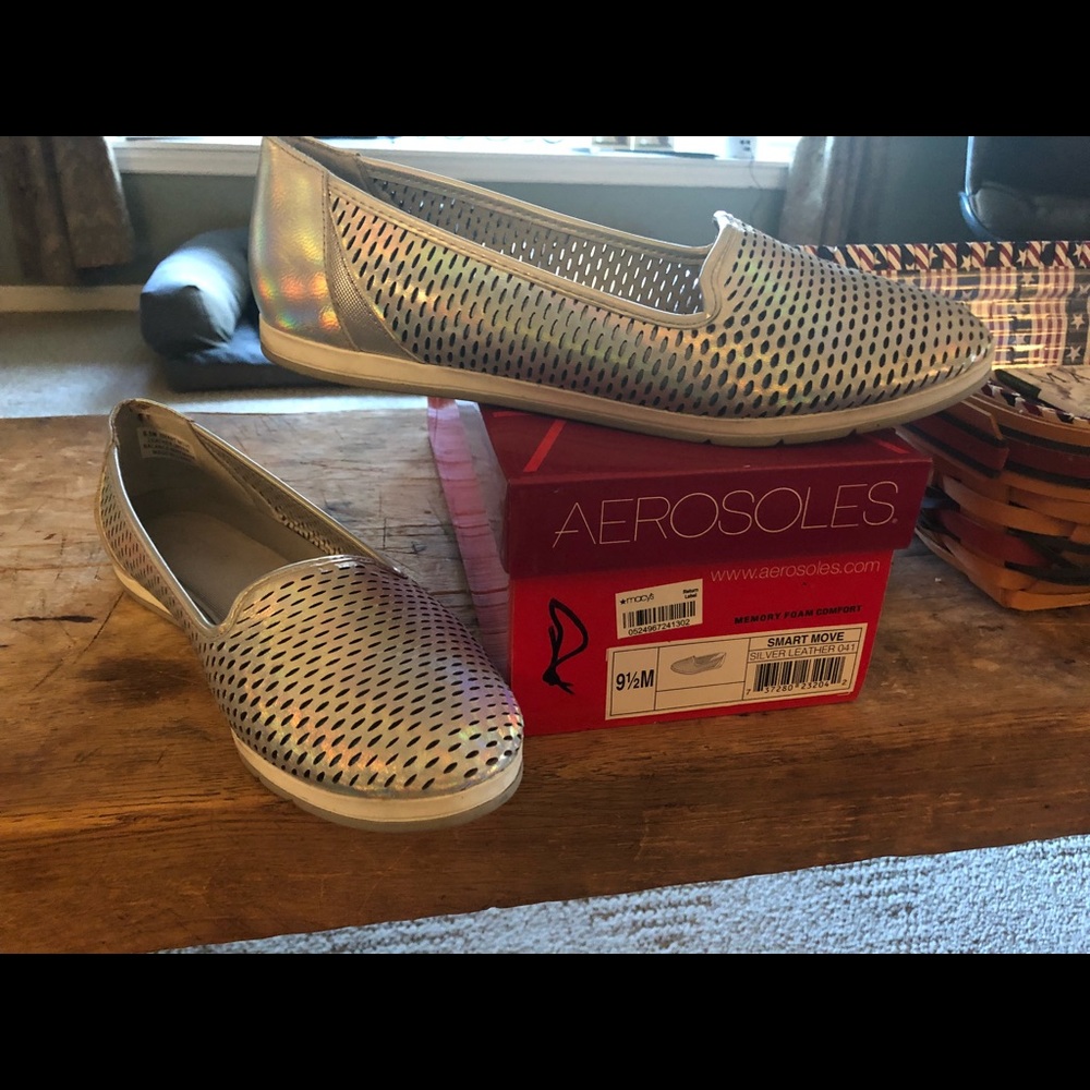 Aerosoles 9.5 silver leather flats shoes